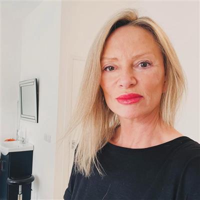 ELLIE - HOLISTIC AESTHETIC PRACITIONER (AVAILABLE ON-SITE OR FOR HOME VISITS)